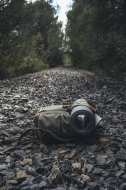 Bazı eski ve terk edilmiş demiryolu raylarında sırt çantasıyla seyahat etmek