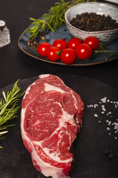 Tahtada ızgaraya hazır çiğ et. Dikey resim