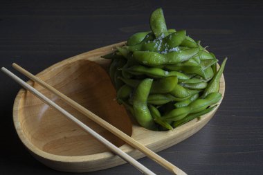 Edamame, tuzlu haşlanmış yeşil soya fasulyesi.