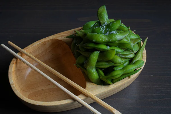 Edamame, tuzlu haşlanmış yeşil soya fasulyesi.
