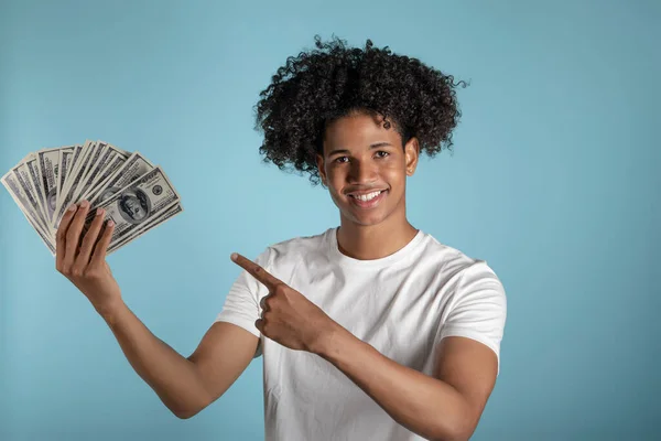 Ung Latin Man Med Afro Hår Håller Nya 100 Dollar — Stockfoto