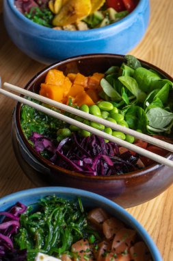 Kabaklı, pirinçli vejetaryen kasesi, uyuma, edamame, kırmızı lahana ve kuzu marulu bir kasede. Hawai Poke kasesi.
