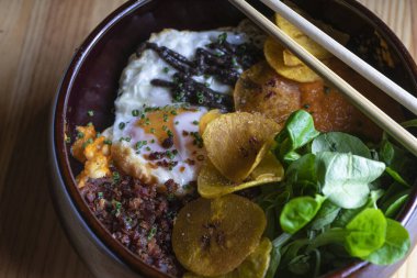 Hawaii mutfağı, yumurta kasesi, toffu ve kuzu marulu..