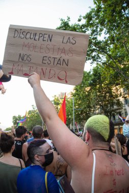 Barselona, İspanya; Temmuz-22-2021: Igtbifobik şiddete karşı gösteri