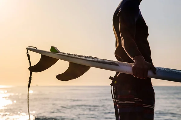 Unbekannter Surfer Bereitet Sich Darauf Vor Bei Sonnenaufgang Strand Surfen — Stockfoto