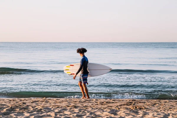 Junger Afro Latino Mit Surfbrett Meer — Stockfoto