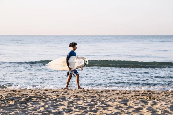 Junger Afro Latino Läuft Mit Surfbrett Entlang Der Küste — Stockfoto