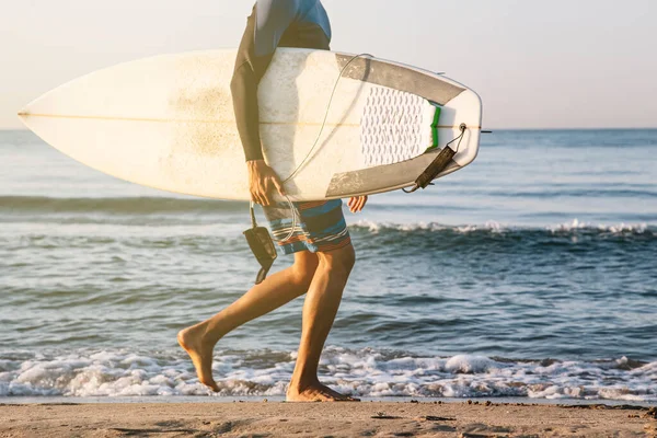 Unbekannter Surfer Läuft Mit Surfbrett Strand Entlang — Stockfoto