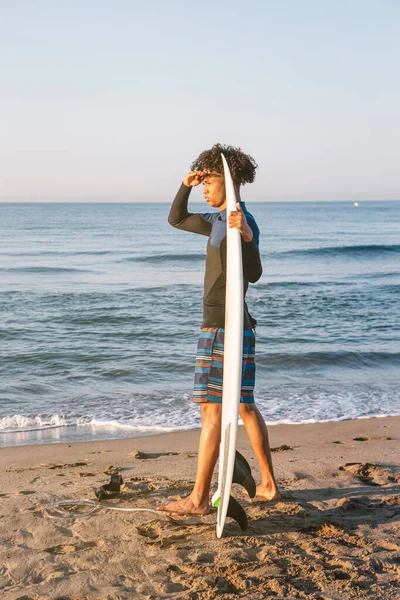 Profil Eines Afro Surfers Mit Surfbrettern Zum Horizont Strand Bei — Stockfoto