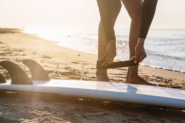 Surfer Ετοιμάζεται Σερφάρετε Στην Παραλία Κατά Την Ανατολή Του Ηλίου — Φωτογραφία Αρχείου