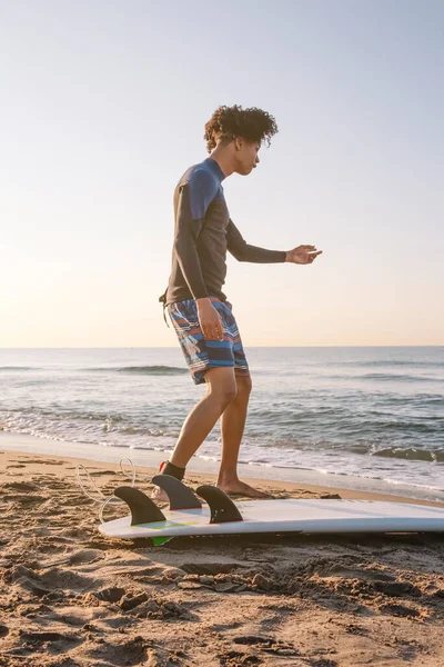 Surfer Bereitet Sich Auf Den Sonnenaufgang Strand Vor — Stockfoto