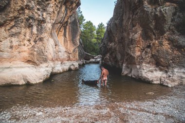 Çıplak adam evcil hayvanıyla bir dağ nehrinde karşılaşır ve doğayla iletişim kurar..