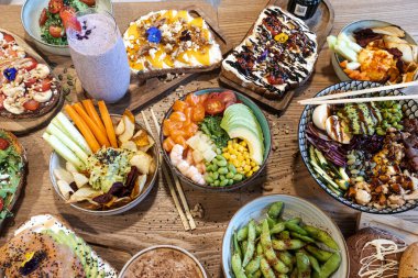 Renkli, taze dürtme kaseleri ve avokado tostları sunan sağlıklı bir kahvaltı masası.