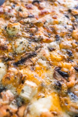 Eritilmiş peynir, mantar ve feta ile taze pişmiş pizza.