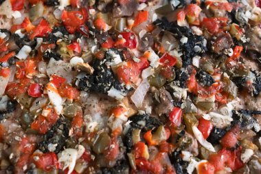 Kırsal Focaccia ekmeği, doğranmış sebze ve otlarla pişirilmiş.