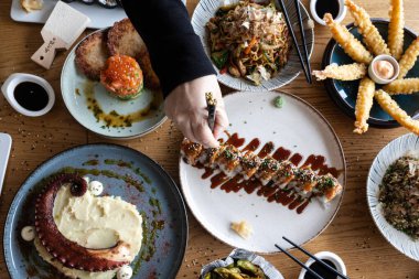 Ahşap masadaki çeşitli Asya yemeklerinden suşi yemek.