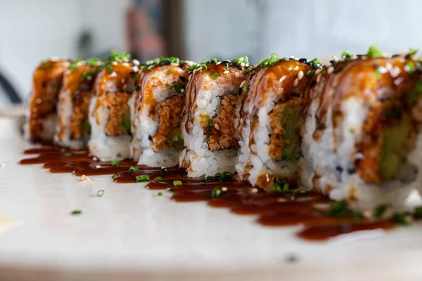Taze taze soğan ve aromalı soslu gevrek dolgulu suşi ruloları.