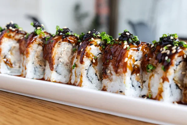 Lezzetli Japon suşi dürümleri servis tabağında hazır bekliyor.