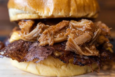 Domuz eti, kıtır domuz pastırması ve erimiş peynir lezzetli bir konfor sandviçi yaratır.