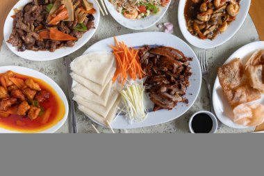 Çin yemekleri, kızarmış ördek, hamur köftesi, erişte ve kızarmış pilav.