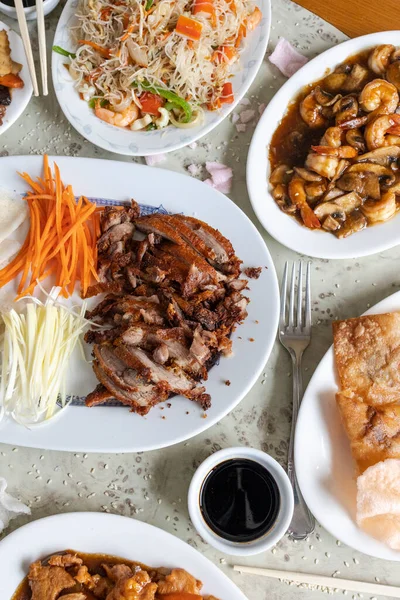 Ördek gözlemesi, karides ve erişte de dahil olmak üzere çeşitli Çin mutfağı tabakları.