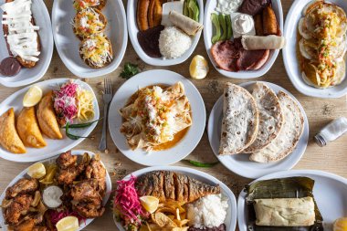 Pupusalar, tamaleler, börekler, kızarmış balıklar ve tavuk da dahil olmak üzere çeşitli klasik Latin yemekleri.