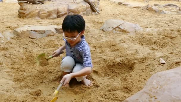 Menino brincando na caixa de areia — Vídeo de Stock