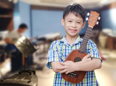 ukulele Müzik Okulu'nda çocukla
