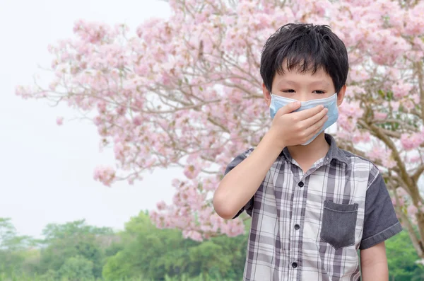 Pojken har allergi från blomma pollen — Stockfoto