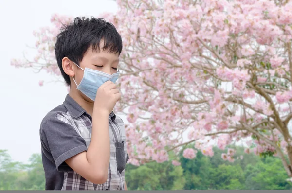 Pojken har allergi från blomma pollen — Stockfoto