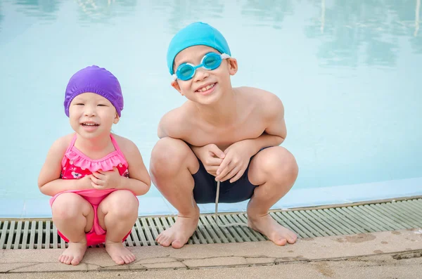 Barn i simma passar sittande på dopp pool — Stockfoto