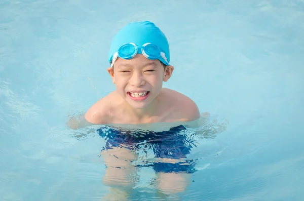 Anak senang di kolam renang — Stok Foto