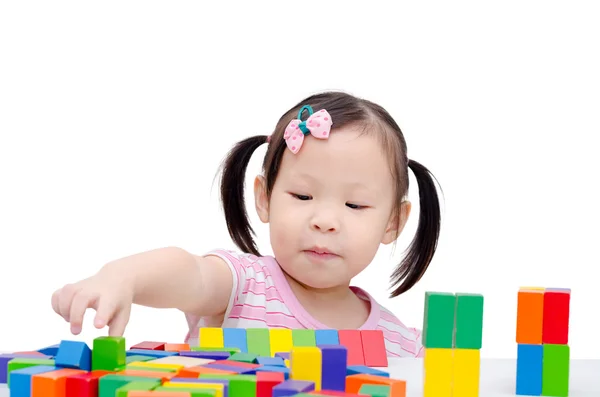 小さな女の子がカラフルな木製ブロックを遊んで — ストック写真