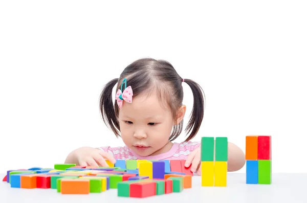 Malá holčička hraje barevné dřevo bloky — Stock fotografie