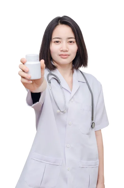 Bonito médico segurando frasco de medicina — Fotografia de Stock