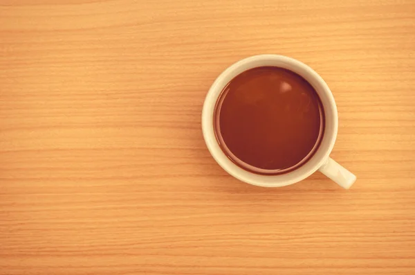 Taza de café sobre mesa de madera — Foto de Stock
