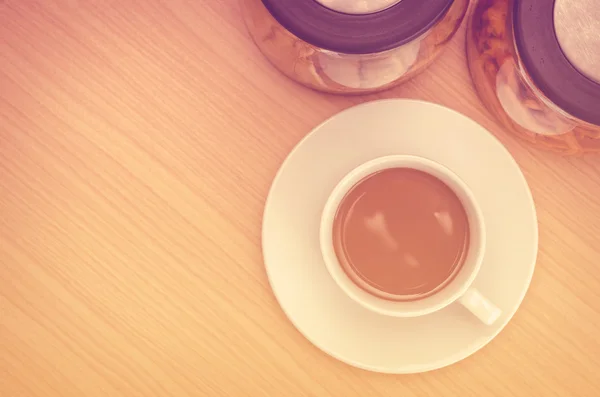 Taza de café sobre mesa de madera — Foto de Stock