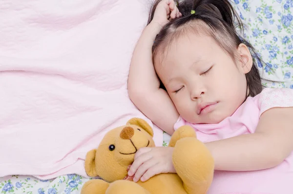 Chica durmiendo en la cama — Foto de Stock