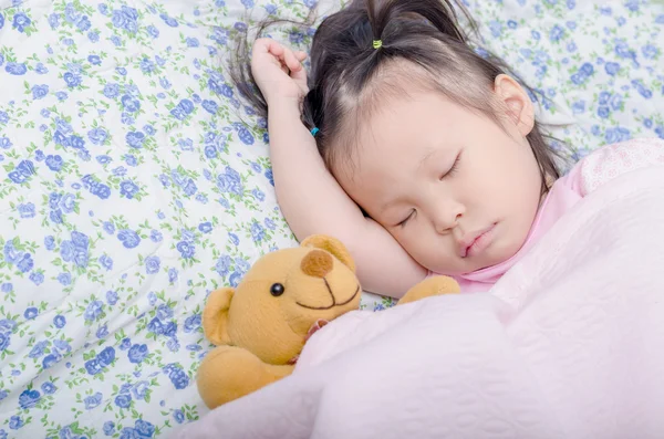 Chica durmiendo en la cama — Foto de Stock