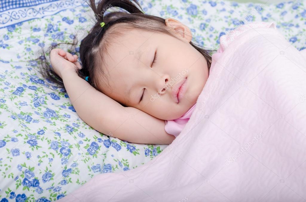 Girl sleeping on bed Stock Photo by ©parinyabinsuk 102970404