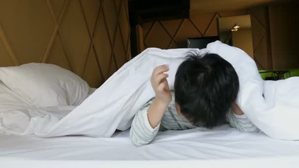 Αγόρι παίζει κρυφτό στο κρεβάτι — Αρχείο Βίντεο