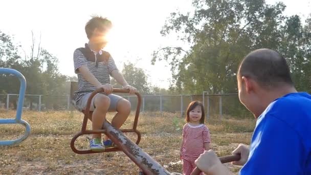 Familie hat Spaß auf Spielplatz — Stockvideo