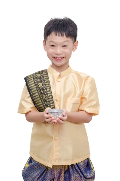 Thailändsk pojke i traditionell klädsel håller vatten kopp för Songkran festival — Stockfoto