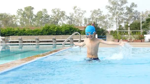 Garçon s'amuser dans la piscine — Video