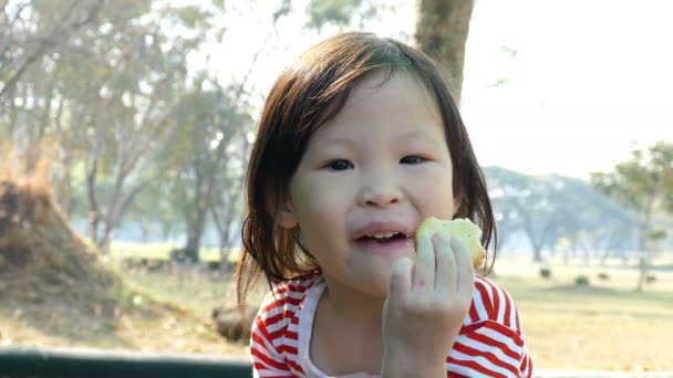 Menina comendo biscoito — Vídeo de Stock