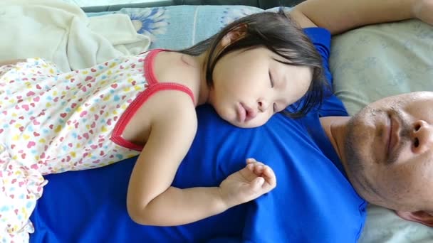 Mädchen schläft auf der Brust des Vaters — Stockvideo