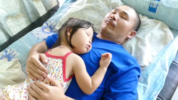 Girl asleep on father's chest — Stock Video