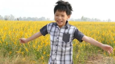 Genç çocuk çiçek alanında, yavaş atlama