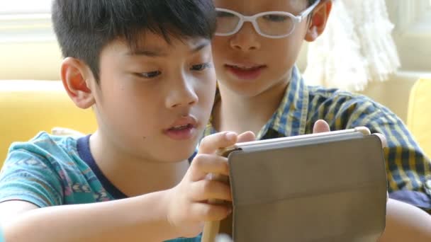 Jongens spelen op een touchscreen tablet — Stockvideo