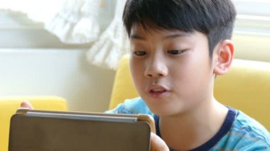 dokunmatik tablet üzerinde oyun oynamak çocuk 